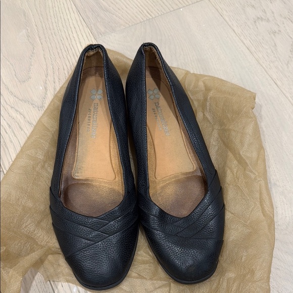 Black Women's Flats - Picture 2 of 4